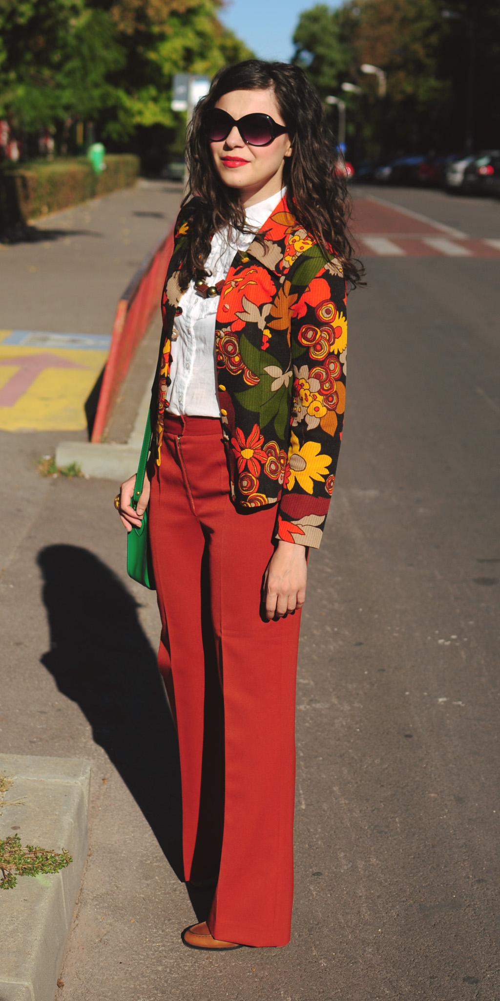 70s style outfit flowers blazer flares orange green satchel bag curly hair autumn thrifted