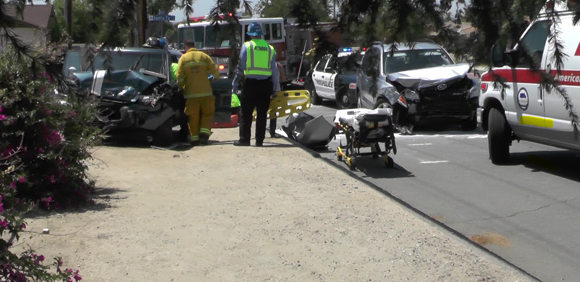 HemetEyeNews Hemet Police responds to head on collision on Santa Fe