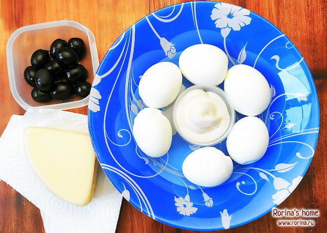 Закуски из яйца, сыра и оливок