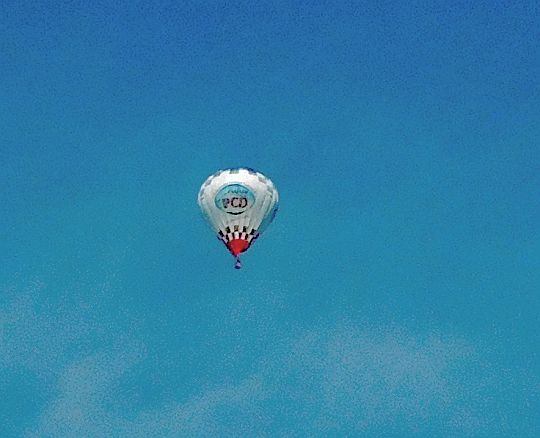 Balon niesiony prądami powietrza. Balon niesiony prądami powietrza.