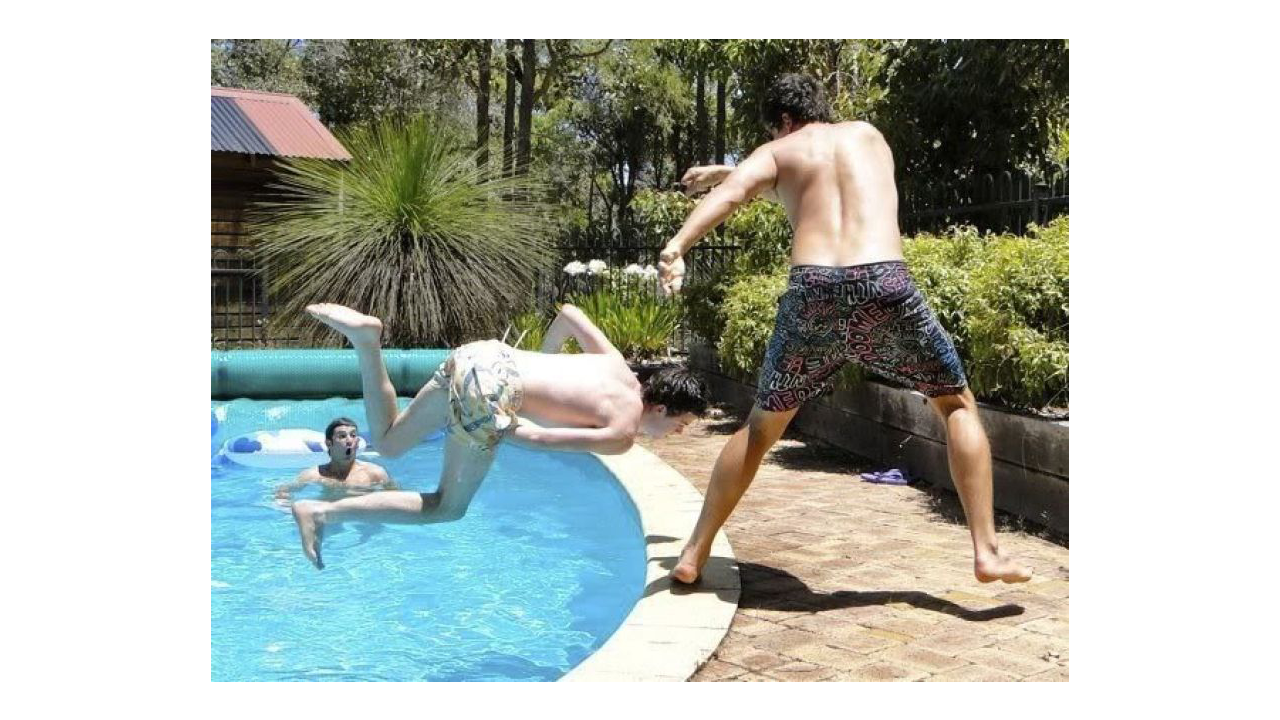 Шутки развлечения. Мужчина прыгает в бассейн. Funny fails. Смешной Кадр пара упали.