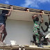 Kebersamaan Anggota TNI Membantu Perbaikan Atap Rumah Milik Warga