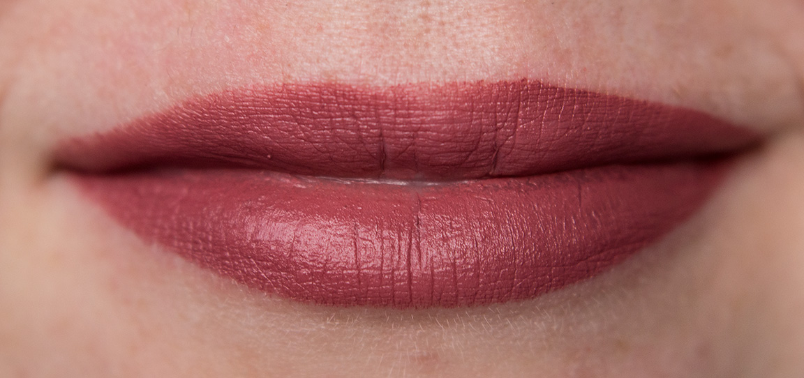 Color sensational lip stain is a kiss of colour for lush lips all day long....