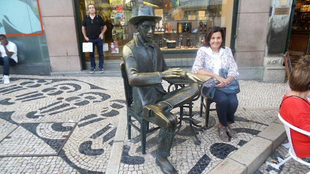 CON EL POETA FERNANDO PESSOA CON EL POETA FERNANDO PESSOA