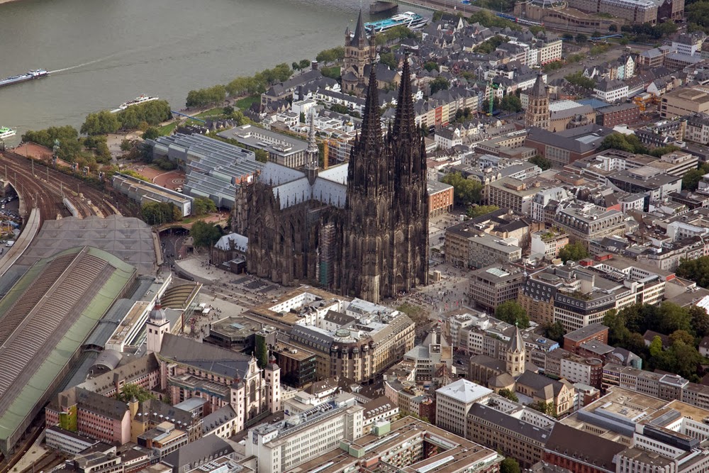 Today's photo of the Cologne Cathedral taken from the same angle.