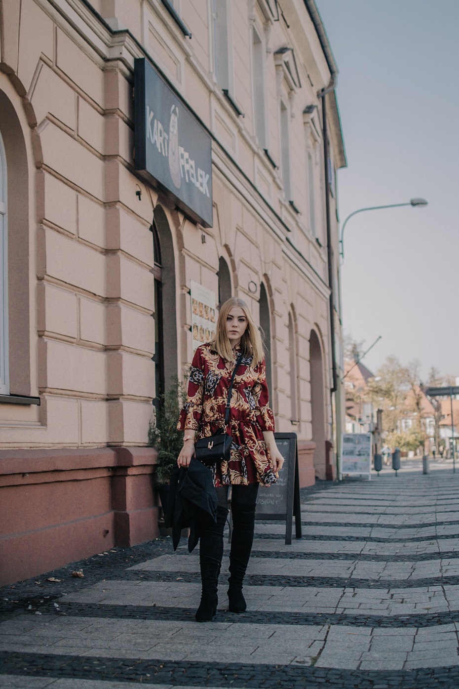 stylizacja z bordową sukienką born2be stylizacja z bordową sukienką