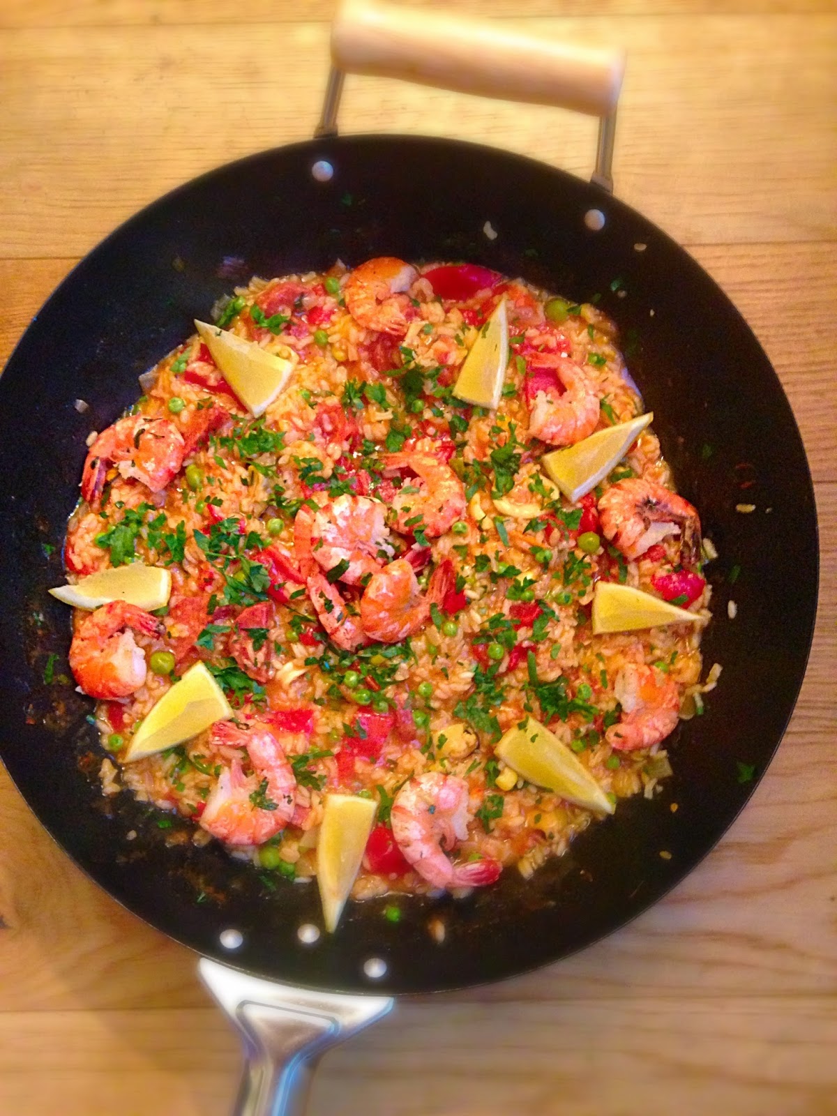 Kookkunst Paella met zeevruchten, gegrilde paprika en chorizo