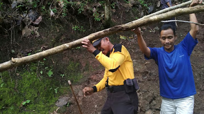 Anggota Polsek Pituruh bersama warga kerja bakti di lokasi longsor Desa Wonosido