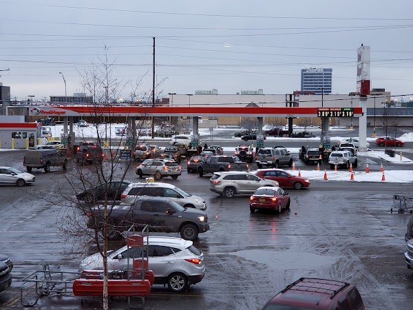 FOTOS: enormes filas en las gasolineras en anchorage alaska. FOTOS: enormes filas en las gasolineras en anchorage alaska.
