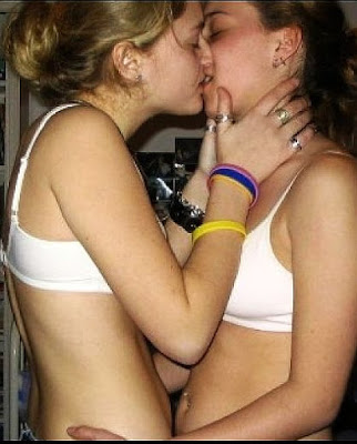Lesbians in white bras kissing Confessions of a lesbian slut