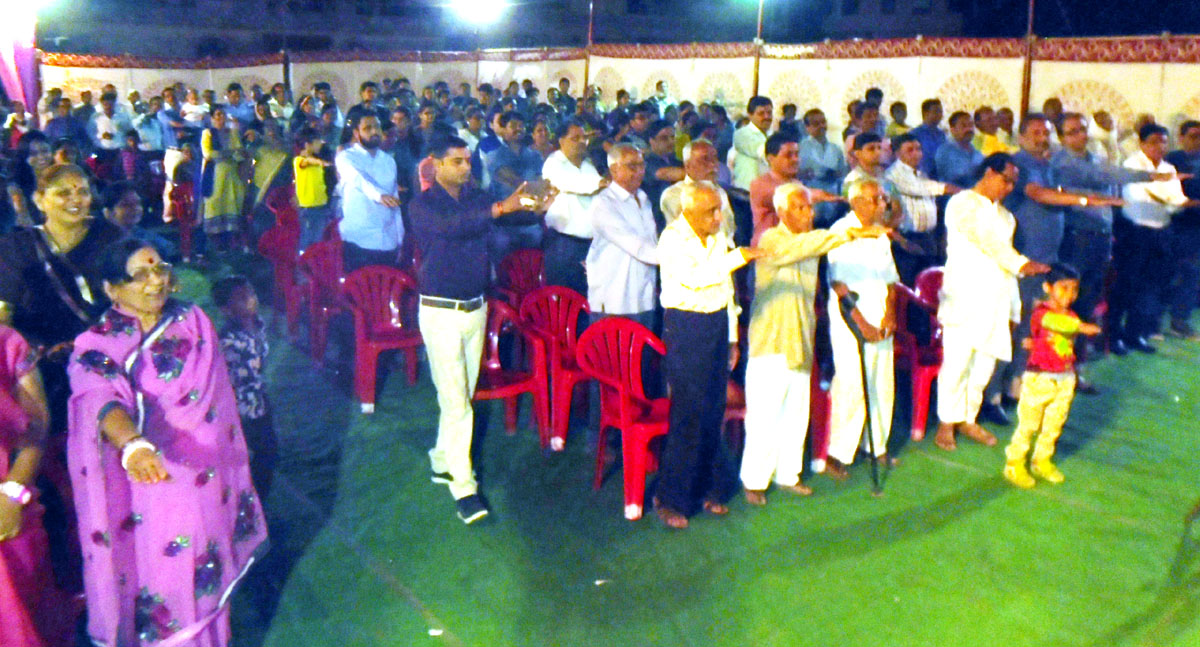 Laxminagar-Vikas-Samiti-holi-plays-with-flowers-SP-promised-to-save-environment Laxminagar-Vikas-Samiti-holi-plays-with-flowers-SP-promised-to-save-environment