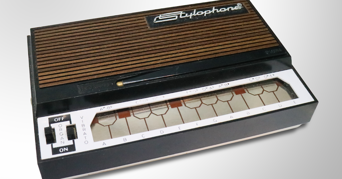 Стилофон это. Stylophone 350s. Ретро-синтезатор Stylophone 350s. Stylophone музыкальный инструмент. Стилофон 117б.