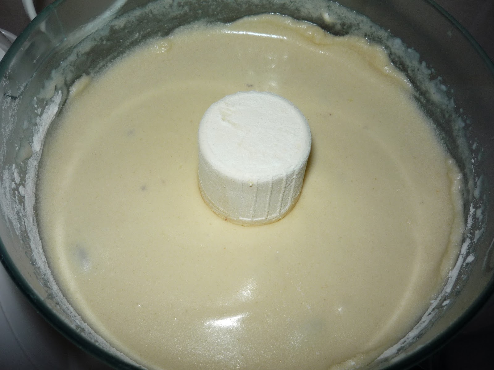 Надо ли добавлять в тесто яйца. Бисквит в блендере. Жидкий крем для шарлотки. Смазать форму для выпечки. Масса бисквитного теста для шарлотки.