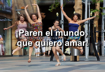 El amor es como una llave que nos permite entrar a un mundo de situaciones inesperadas. A los 18 años esas situaciones inesperadas son llamadas “locuras de amor” En la madurez esas situaciones inesperadas son más bien decisiones alocadas. Como mujer con experiencia, puedo decir que las decisiones amorosas te permiten una vida sentimental más plena. Tomarlas significa ser consciente de los riesgos, y saber que existen riesgos incrementa mis ganas de afrontarlos.     La Madurez es una etapa de experiencia, de sabiduría, de energías, de ímpetu, de pasión. Y también es una etapa de reconocimiento. Me veo ahora como una mujer que no tiene por qué renunciar a los placeres que solo el amor puede brindarme.    En estos momentos ciertas opiniones me parecen ridículas y sin sentido: que las mujeres maduras pierden la capacidad de amar, que no disfrutan plenamente de la vida sexual, que son menos sensibles. ¡Mentiras! La Madurez nos permite hacer todo lo que esos comentarios absurdos niegan, y mucho más.   El amor no tiene edad y puede sorprendernos a la vuelta de cualquier esquina. Solo el espejo nos depara una imagen distinta físicamente, pero nuestro corazón siempre es el mismo. Siempre necesitamos la mirada, la compañía y vivir el mundo de a dos.    Así es que 💗 Paren el mundo, que quiero amar 💗