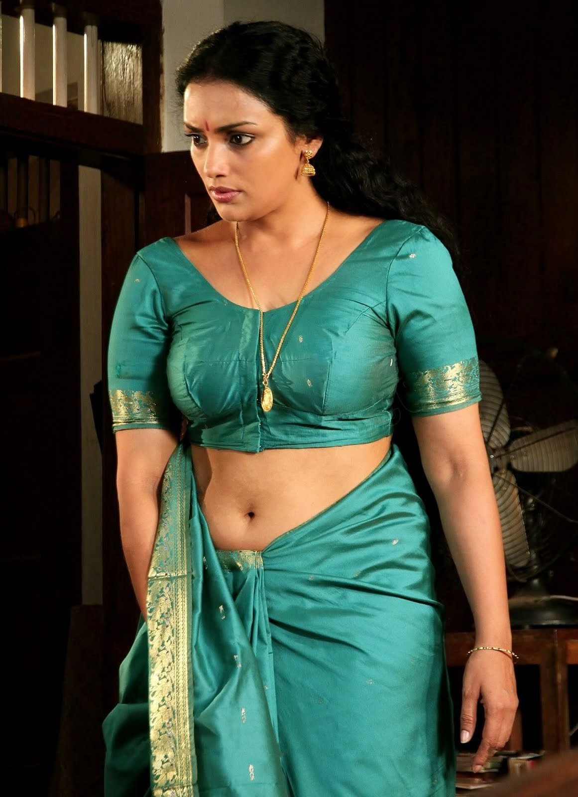 Malayalam Swetha Menon Hot HD Navel Show In Sare