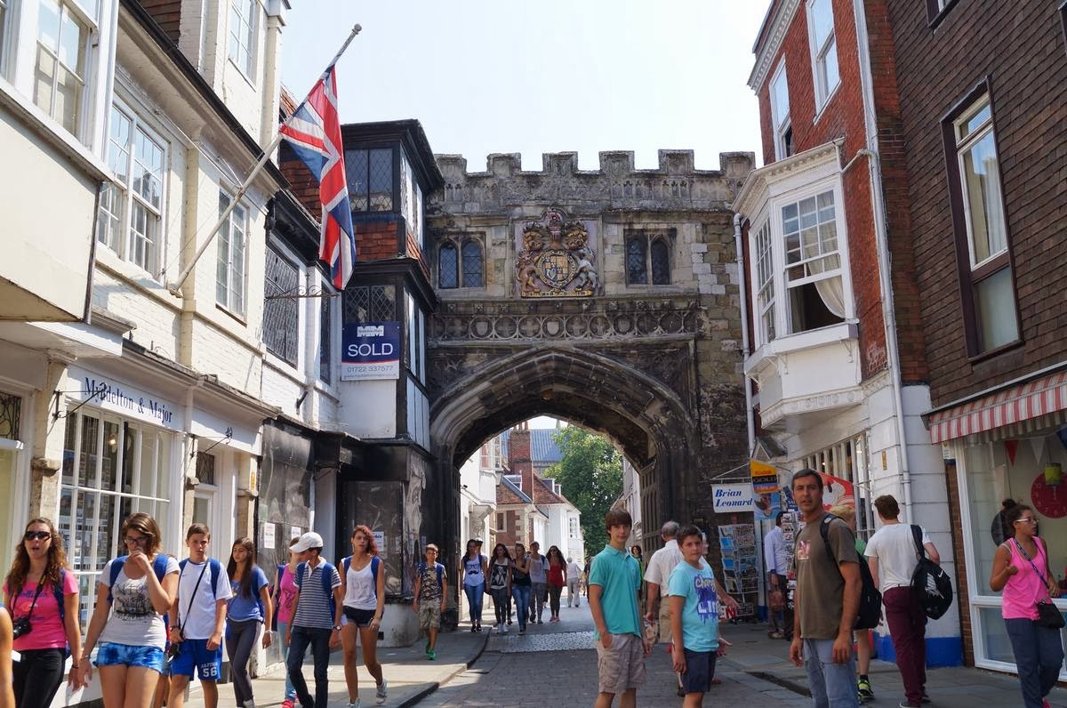 High street Gate