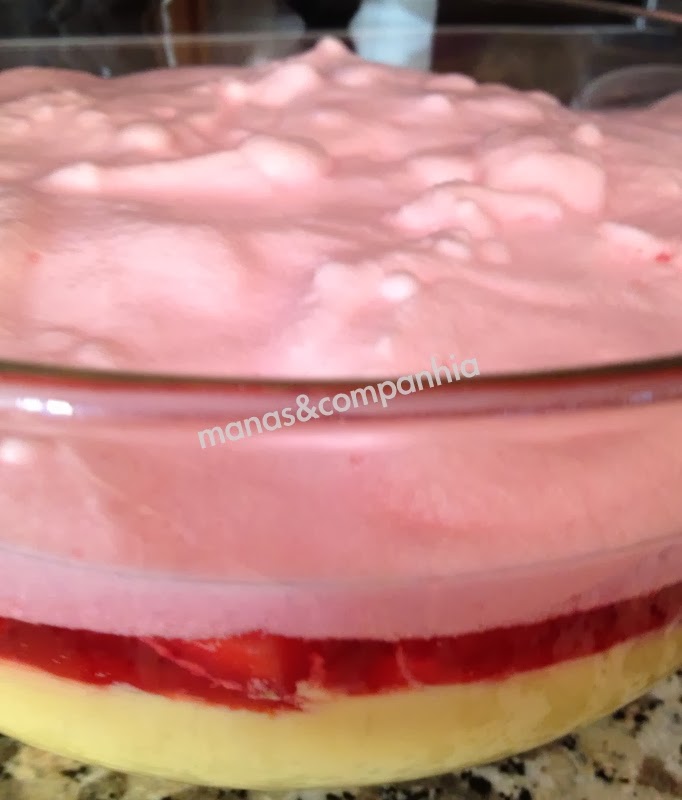 Gelatina surpresa com morangos e leite condensado (ju)