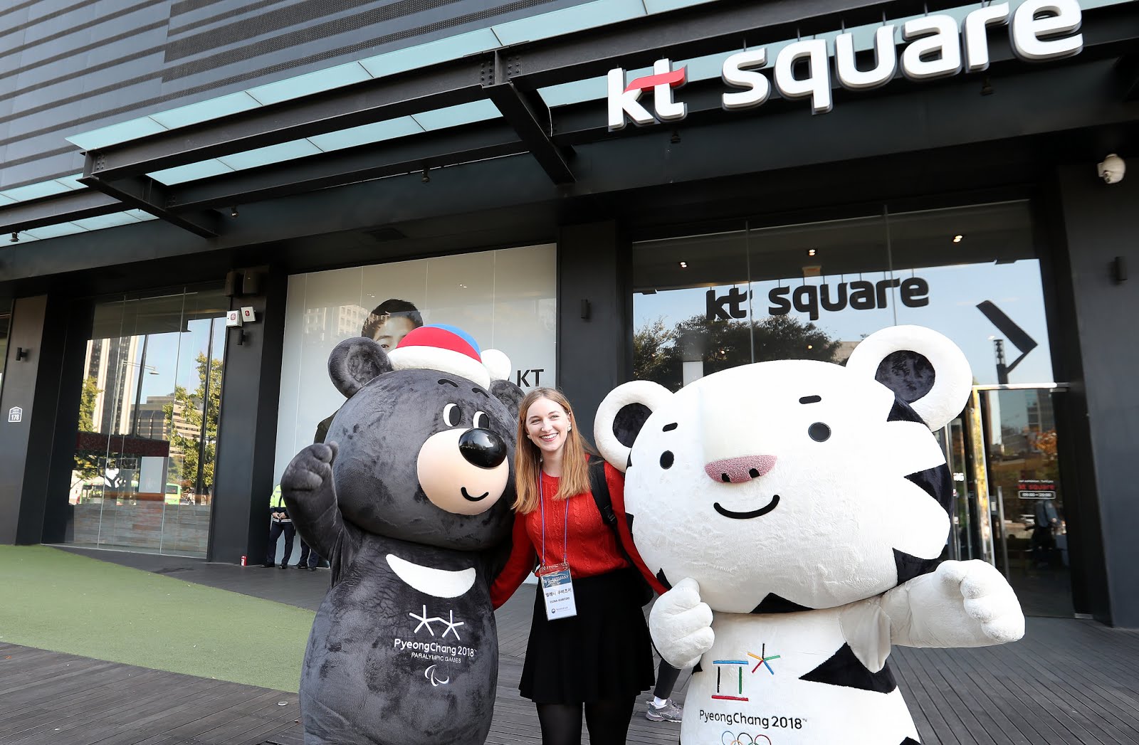 Honorary reporter Elena Kubitzki from Germany poses a smile along with Bandabi and Soohorang, the mascots of PyeongChang 2018 Winter Olympics and Paralympics.