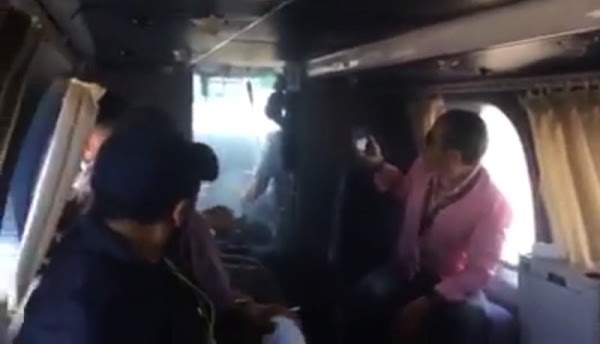 Manifestantes en Oaxaca reciben con cohetones a EPN; uno impacta helicóptero presidencial. Manifestantes en Oaxaca reciben con cohetones a EPN; uno impacta helicóptero presidencial.
