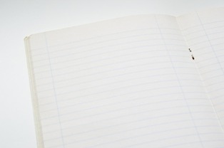foto di quaderni a righe per esercizi di grammatica