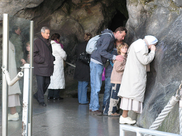 Na gruta de Lourdes