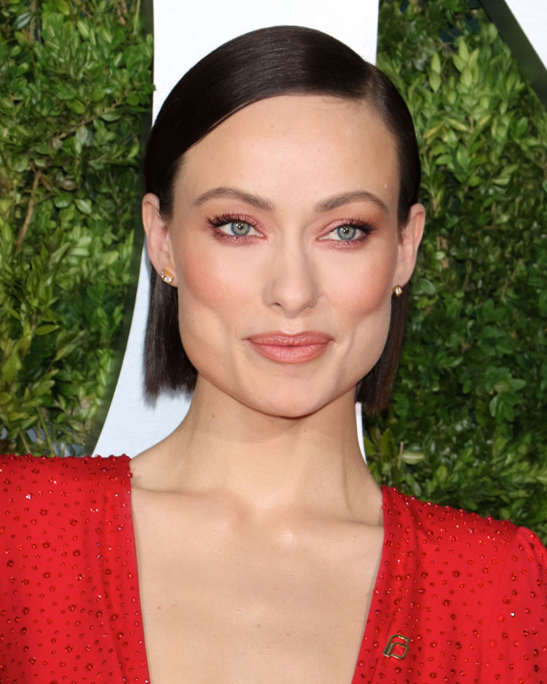 Olivia Wilde showed us how to style our bob haircuts for the fall.