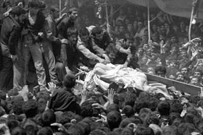 Foto pemakaman Khomeini, Allah hinakan jenazah imam besar Syiah ini