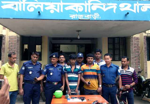 রাজবাড়ীতে ১২০পিছ ইয়াবা ও অস্ত্র-গুলিসহ গ্রেফতার ১ রাজবাড়ীতে ১২০পিছ ইয়াবা ও অস্ত্র-গুলিসহ গ্রেফতার ১