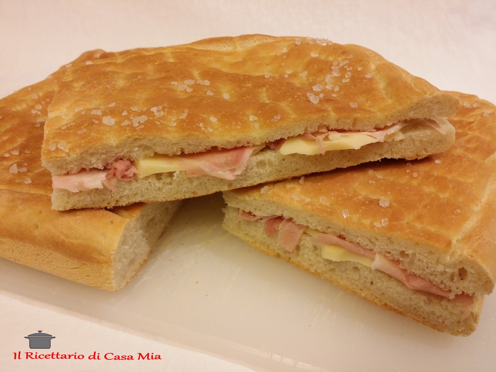Il Ricettario di Casa Mia Focaccia con Prosciutto Cotto e Formaggio