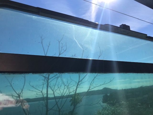 イタリアの列車の車窓から見たマッジョーレ湖