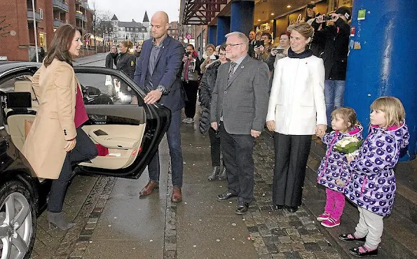 Crown Princess Mary of Denmark visited Slagelse Red Cross Center. Crown Princess made this visit in order to monitor the works of the network project "War against loneliness" (Vaerket) that has been jointly developed by "Mary Foundation" and "Red Cross", and to have talks with the participants