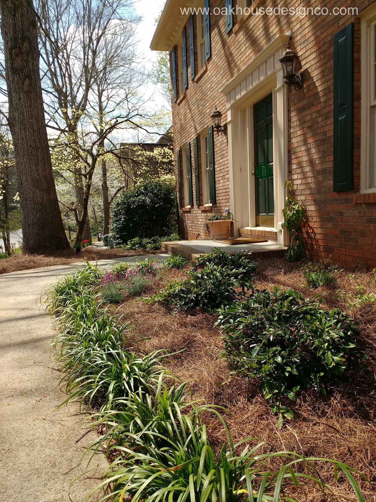 OAK HOUSE DESIGN CO.: Spring Gardening-The Front Yard
