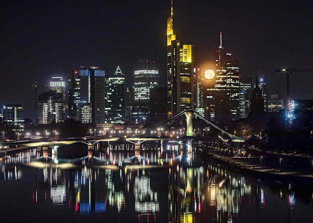 Trăng tròn tỏa sáng phía sau của những tòa nhà cao tầng ở thành phố Frankfurt – nơi đặt trụ sở Ngân hàng Trung tâm Âu châu, miền trung nước Đức. Hình ảnh: Frank Rumpenhorst/AFP/Getty Images. Trăng tròn tỏa sáng phía sau của những tòa nhà cao tầng ở thành phố Frankfurt – nơi đặt trụ sở Ngân hàng Trung tâm Âu châu, miền trung nước Đức. Hình ảnh: Frank Rumpenhorst/AFP/Getty Images.