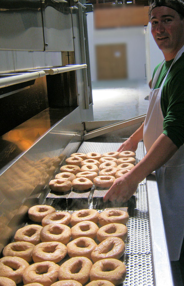 SPOT Bagel by Bagel Guru Jay Glass Boiled Bagels vs. Steamed How to SPOT the Difference
