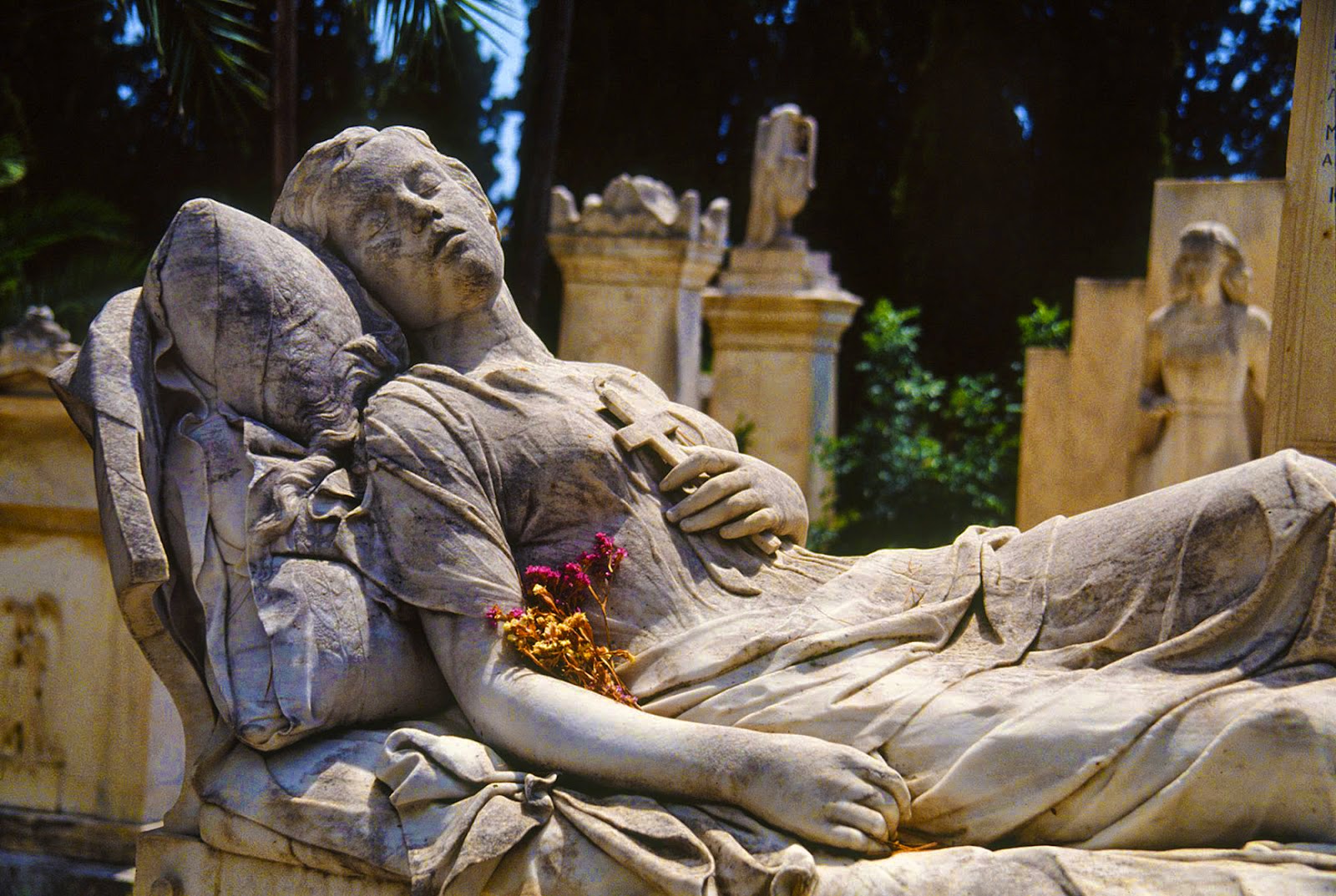 К чему снится кладбище и памятники. Скульптуры кладбище Европа Италия Франция.