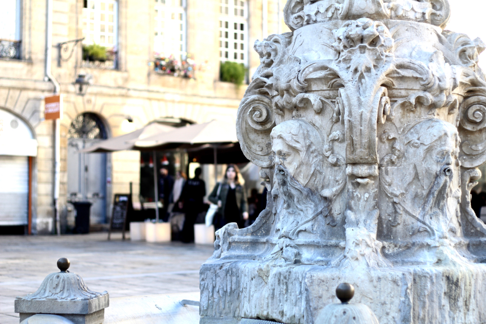 BLOG-MODE-HOMME-somewhere-clothing-casual-look-tenue-este-laine-courte-tweed-col-roulé-cachemire-bordeaux-simple-elegant-place-du-parlement