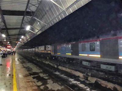 Andén a las 6AM, de noche y con una niebla que parece lluvia Andén a las 6AM, de noche y con una niebla que parece lluvia
