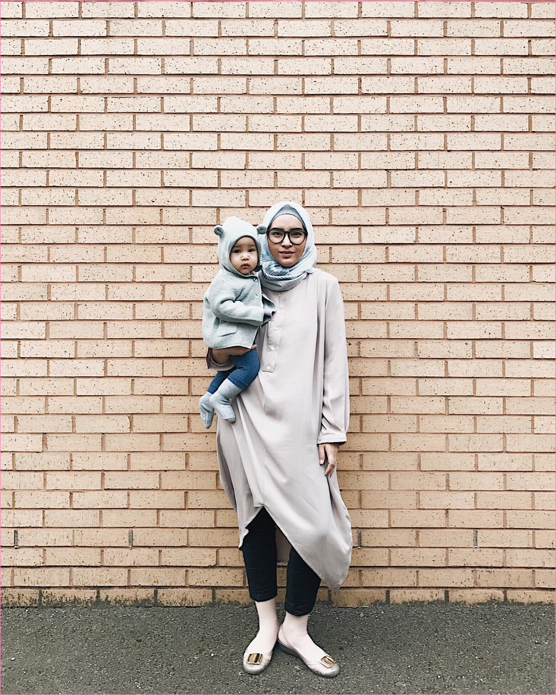 Outfit Baju Tunic Untuk Hijabers Ala Selebgram 2018 baju tunic krem legging hitam flatshoes kaos kaki stocking kerudung segiempat hijab square abu muda ciput rajut kacamata tembok ootd trendy kekinian style tembok Outfit Baju Tunic Untuk Hijabers Ala Selebgram 2018 baju tunic krem legging hitam flatshoes kaos kaki stocking kerudung segiempat hijab square abu muda ciput rajut kacamata tembok ootd trendy kekinian style tembok