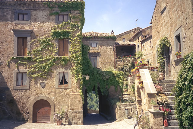 "Civita di bagnoregio". Con licenza CC BY 2.0 tramite Wikimedia Commons - https://commons.wikimedia.org/wiki/File:Civita_di_bagnoregio.jpg#/media/File:Civita_di_bagnoregio.jpg