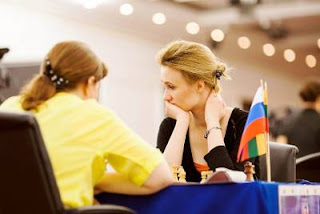 Echecs à Kazan: ronde 3, Viktorija Cmilyte (2508) 1-0 Alisa Galliamova (2484) - Photo © Fide 