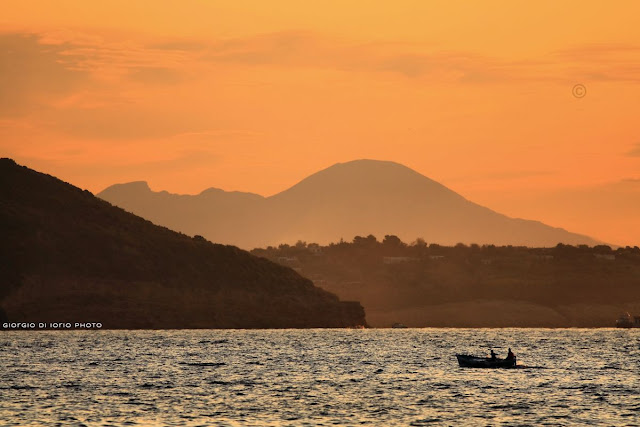 Morning Light, Foto Ischia, Vivara, Procida, Vesuvio, Vesuvio visto da Ischia, barca di pescatori, rosso di mattina, 
