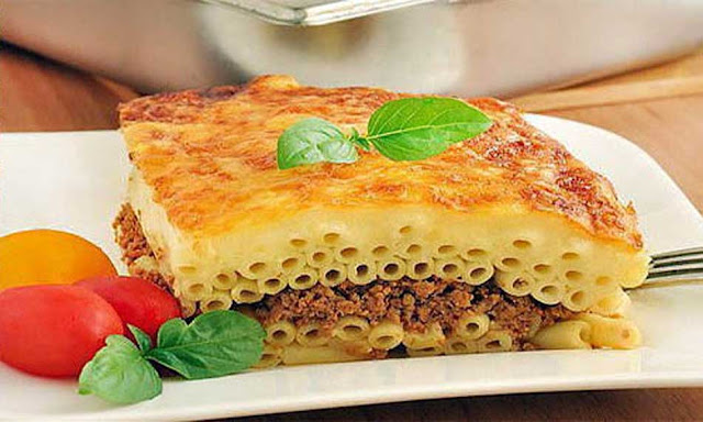 Запеканка с макаронами ( Как приготовить быстрый и сытный завтрак) На 3-4 порции: Сухие макаронные изделия – 250-300 г (или 500-600 г вареных); Фарш – 350 г; Репчатый лук – 1 головка; Яйца – 2-3 шт.; Сливки – 130 мл; Сыр – 250 г;