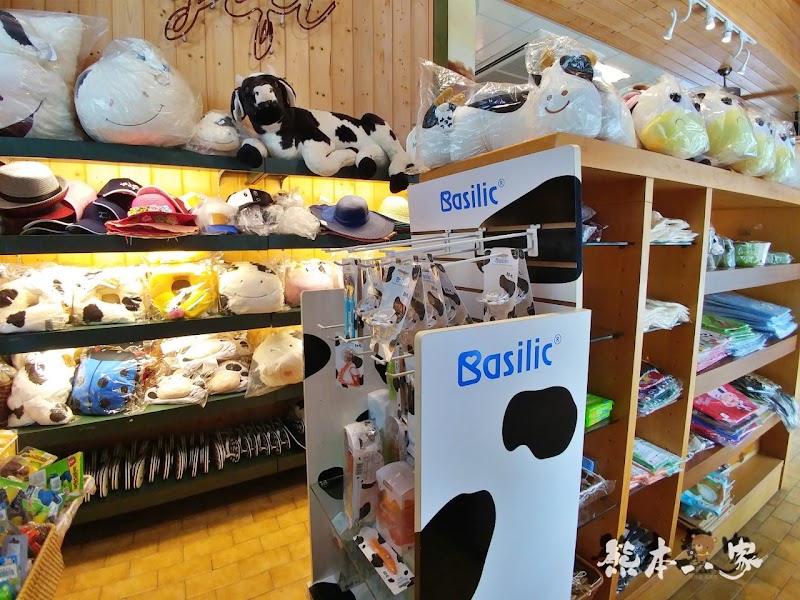苗栗飛牛牧場|飛牛廣場、牧場工房、庭園木屋、牧場原憩、童玩區|園區環境