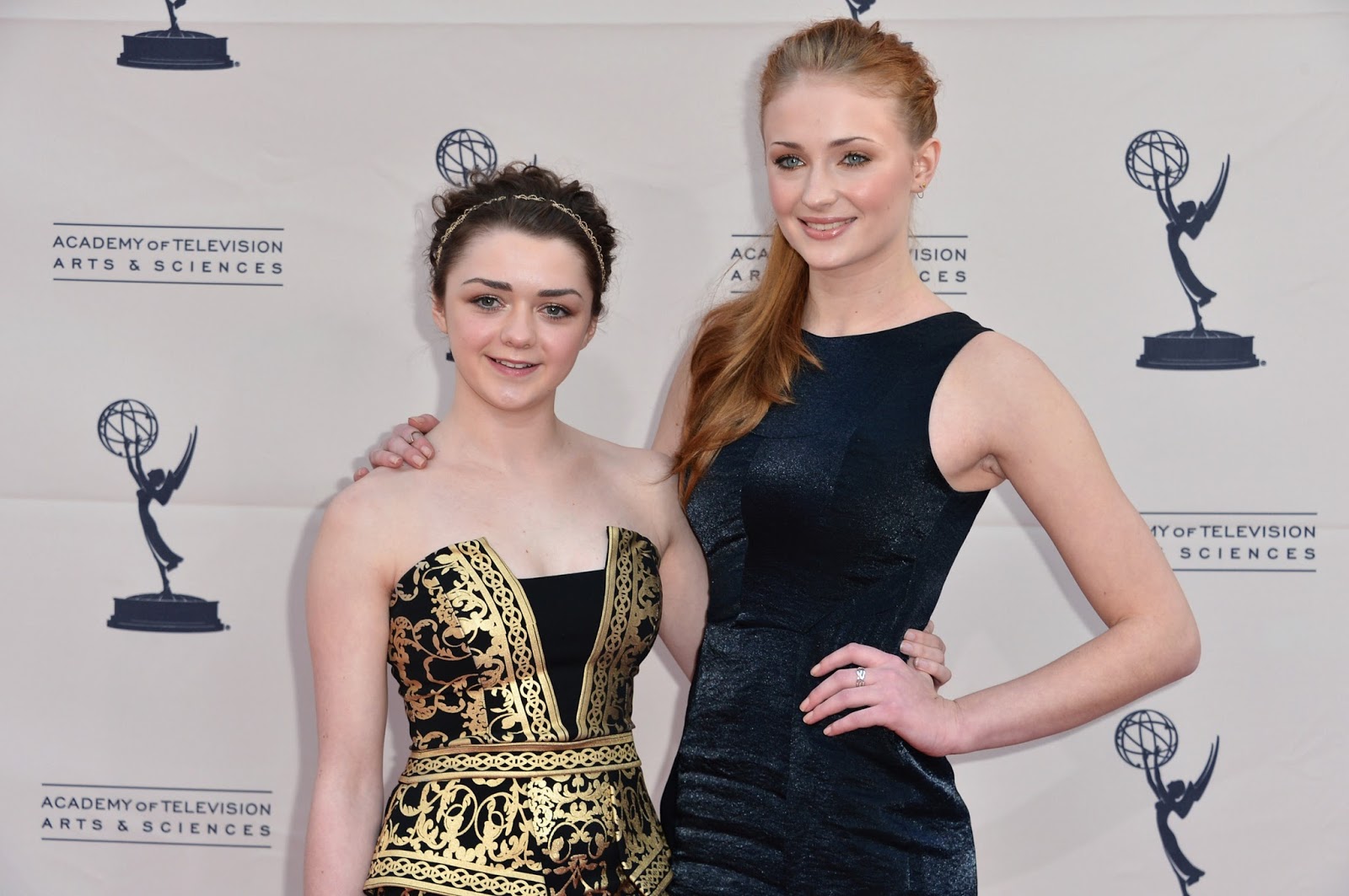 Maisie Williams Películas Y Programas De Televisión Sophie Turner le pidió a Maisie Williams que sea la dama de honor en su boda