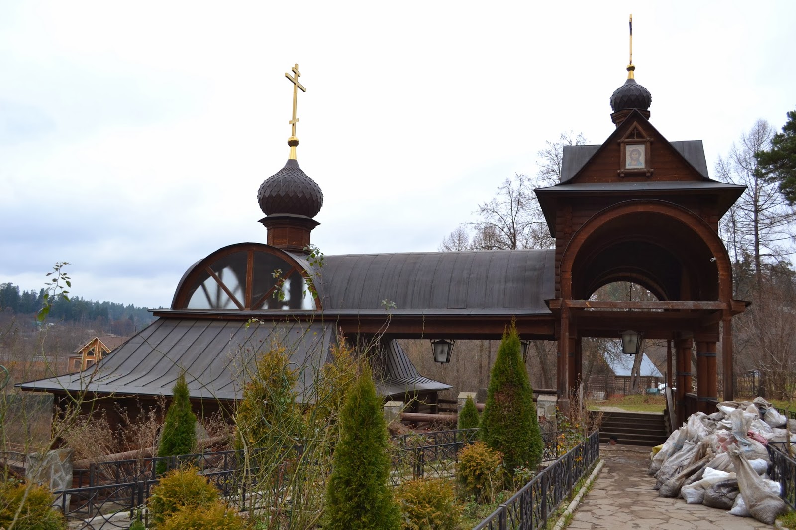 Купель в комаровке ульяновской области. Купель саввы сторожевского звенигород. Звенигород монастырь саввы сторожевского купель. Савва сторожевский монастырь купальня. Купальня монастырь.