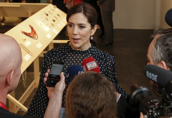 Crown Princess Mary wore Hugo Boss high-waisted pencil skirt in micro fabric with belt and Munthe Aisha blouse