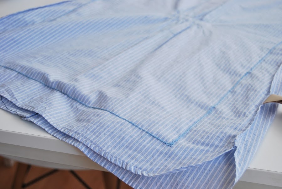 cojín hecho con una camisa