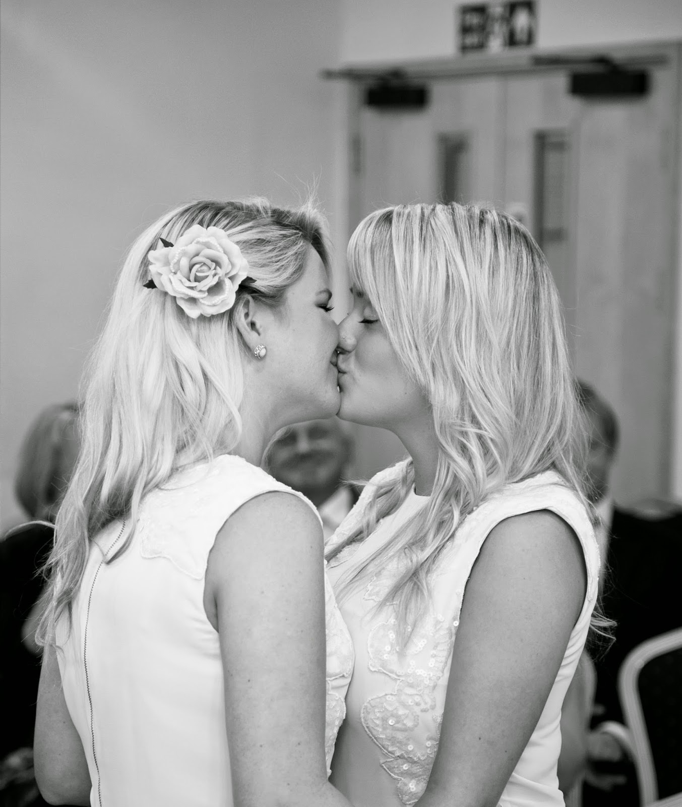 Lesbian collection. Две блондинки поцелуй. 2 Блондинки. Блондинки-невесты-лесбиянки. Лесбийская прическа белая.