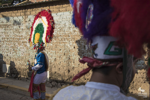 Jovenes danzantes de la pluma