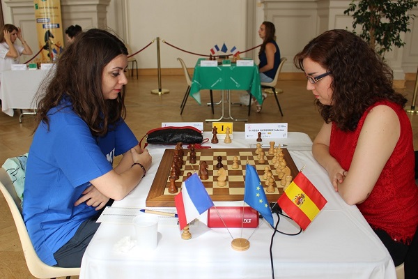  Au premier échiquier, la double championne de France Nino Maisuradze (2263) annule face à Sabrina Vega Gutierrez (2385) - Illustration © FFE